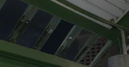 連接百貨、新北市府空橋！ 大片玻璃突掉險砸路人